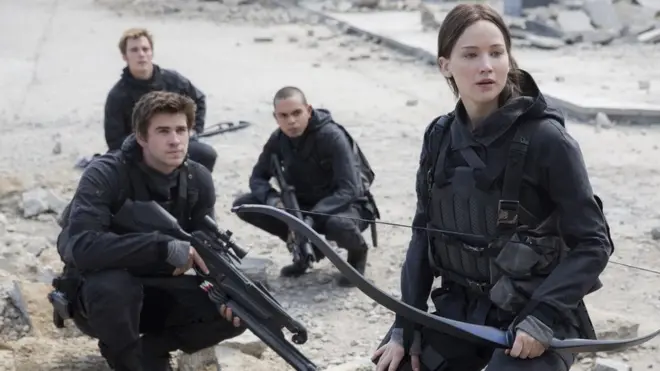 Liam Hemsworth como Gale Hawthorne, Sam Claflin como Finnick Odair, Evan Ross como Messalla and Jennifer Lawrence como Katniss Everdeen en Los Juegos del Hambre.
