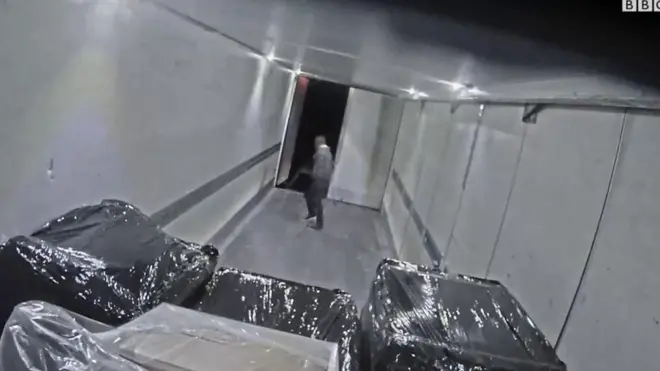 لصوص يسرقون شاحنة تسير بسرعة 80 كم بالساعة.