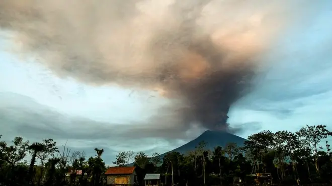 El Monte Agung amenaza la isla de Bali, en Indonesia.