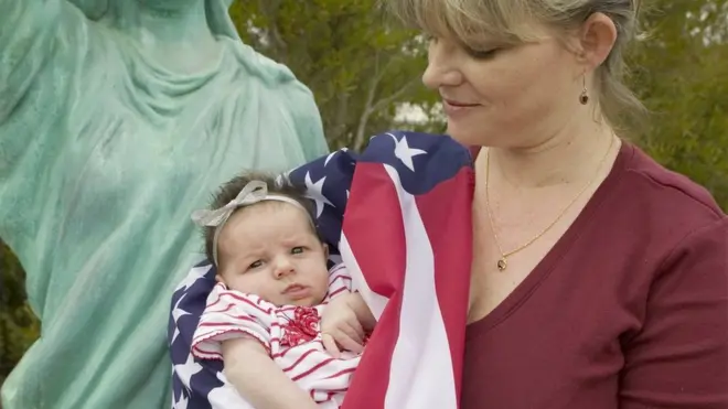 Amerikan bayrağına sarılı bebek