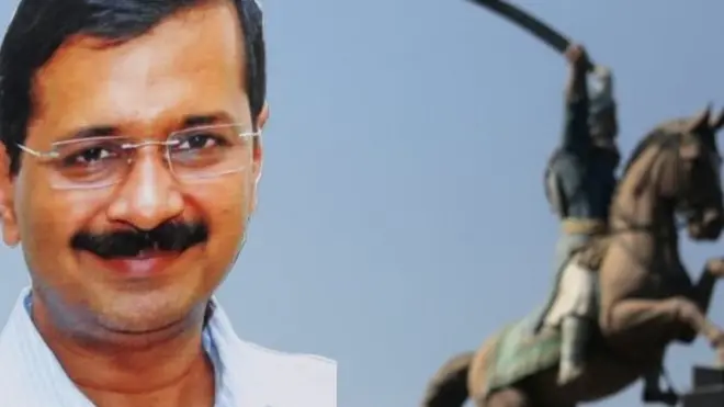 अमृतसर में अरविन्द केजरीवाल की तस्वीर थामे एक आप समर्थक