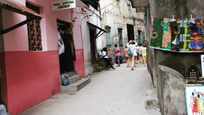 Baadhi ya wanawake hukumbwa na vitendo vya udhalilishaji wanapopita njiani na wanapokuwa kwenye maeneo yenye mikusanyiko ya watu