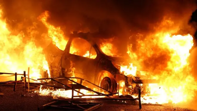 горящая машина в Нантере