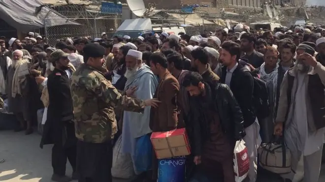 اطلاعات ہیں کہ آج سرحد رات آٹھ بجے کی بجائے ساڑھے دس بجے تک کھلی رہے گی تاکہ جو لوگ رہ گئے ہیں وہ واپس افغانستان جا سکیں