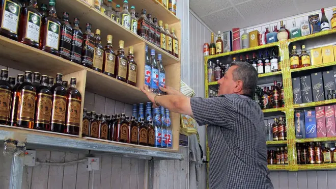 İraqda alkohol dükanı