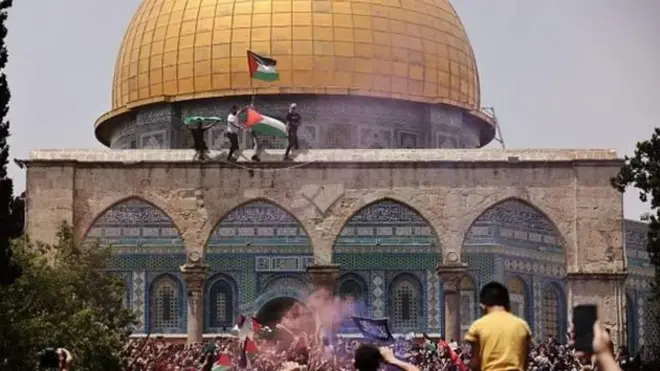 Bentrokan di Masjid al-Aqsa. Palestina menyebut polisi menyerbu pekarangan sementara Israel mengatakan warga Palestina melempar batu.