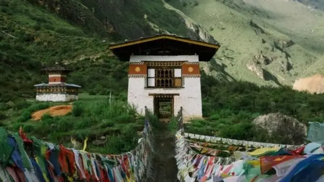 بھوٹان میں لوگ اپنے گھروں اور علاقے میں پانی جمع نہیں ہونے دیتے