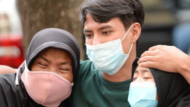 Keluarga korban kebakaran Lapas Kelas I Tangerang menangis saat antre pendataan ante mortem di RS Polri Kramat Jati di Jakarta, Rabu (8/9/2021)