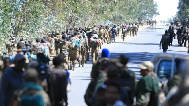 ወታደሮች መንገድ ላይ