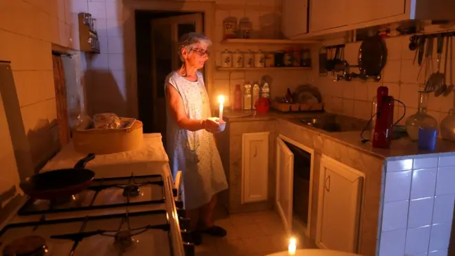 70 yaşındaki Samira Hanna günde yalnızca 2 saat elektrik alabiliyor.
