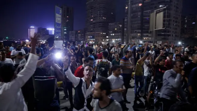 دعت منظمة "هيومن رايتس ووتش" لحقوق الإنسان السلطات المصرية، إلى حماية حق التظاهر السلمي والإفراج الفوري عن المعتقلين