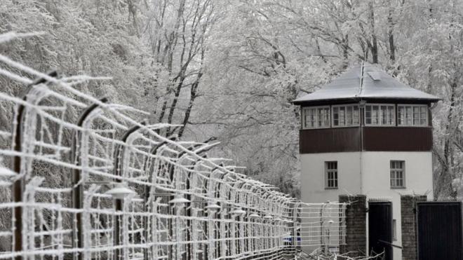 Вышка и забор в Бухенвальде (архивное фото)