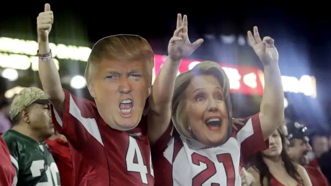 ထရမ့်နဲ့ ဟီလာရီမျက်နှာဖုံးတွေနဲ့ အားကစားပွဲမှာ