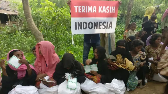 Sejumlah pengungsi Rohingya di Bangladesh menerima bantuan dari masyarakat Indonesia yang disalurkan oleh ACT.