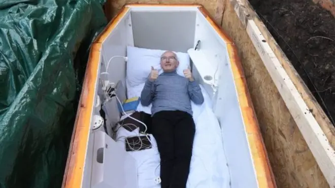 John Edwards dans le confort de son cercueil d'où il envoie des tweets d'espoir pour les personnes désespérées