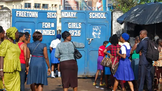 Des enfants sierra-léonais arrivant pour assister au premier jour de la nouvelle année scolaire, le 17 septembre 2018.