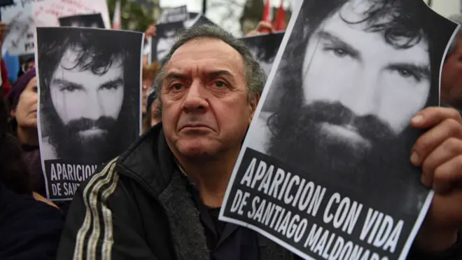Los argentinos siguen conmovidos por la desaparición de Santiago Maldonado. El viernes se realizó una masiva marcha al cumplirse 10 días de su desaparición.