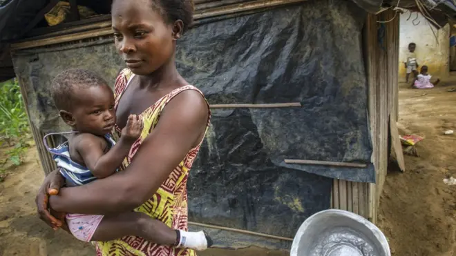 Une ghanéenne et son enfant dans le village de Nyamebekyere