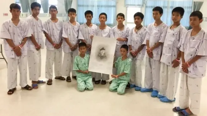 Діти з портретом дайвера