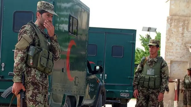 हमले के बाद घटनास्थल के पास तैनात अफगान सैनिक.