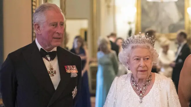 สมเด็จพระราชินีนาถเอลิซาเบธที่สอง ทรงสนับสนุนให้เจ้าฟ้าชายชาร์ลส์ รับสืบทอดตำแหน่งประมุขแห่งเครือจักรภพคนใหม่ต่อจากพระองค์