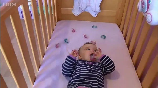 เด็กทารกนอนในคอก