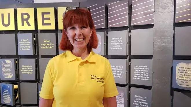 María Parry ahora enseña a otras enfermeras a cuidar de sus pacientes que están en la etapa final de su enfermedad.