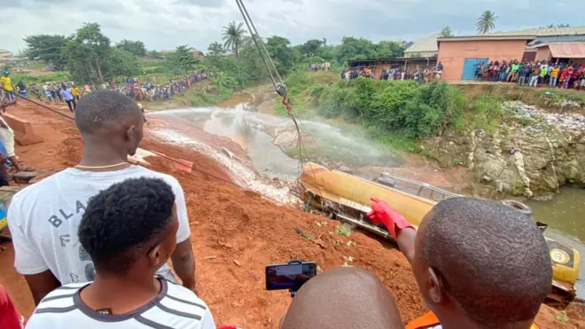 Ijamba ọkọ tirela agbepo ati taxi