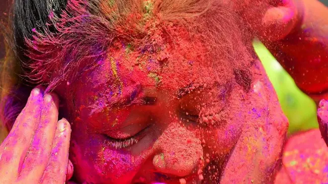 होली के रंग में एक महिला