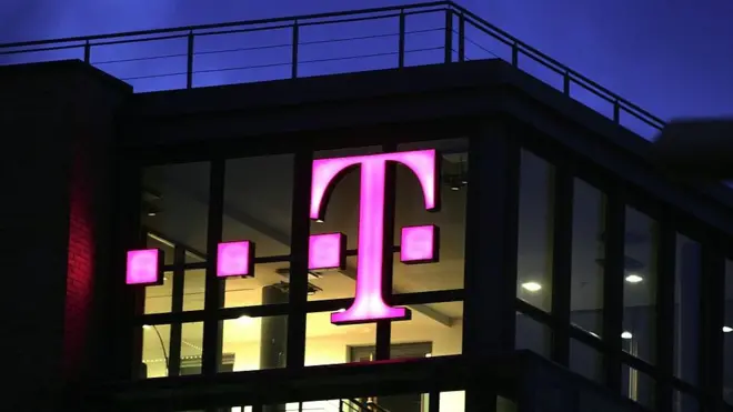 Проблему с доступами испытывают около 900 тысяч клиентов, заявили в компании