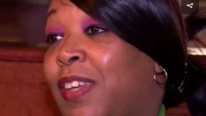 ویٹریس کیلی کارٹر کو گذشتہ دنوں ٹپ کے بجئے نسلی امتیاز سے پر ایک نوٹ ملا