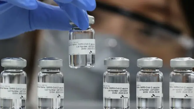 4차 백신 접종 대상에는 50대 이상, 성인 기저질환자, 감염취약시설 이용자 및 종사자가 포함된다