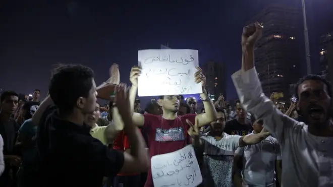متظاهرون في وسط القاهرة