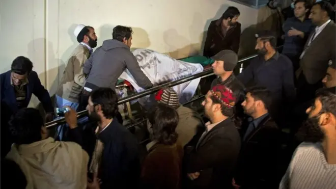 طیارے کے حادثے میں مرنے والوں کو ایبٹ آباد کے ہسپتال پہنچایا جا رہا ہے