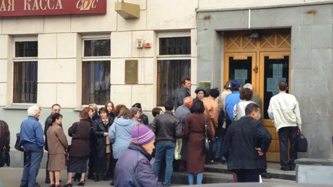 В первые дни после дефолта у банков выстроились очереди из вкладчиков, которые пытались забрать свои деньги
