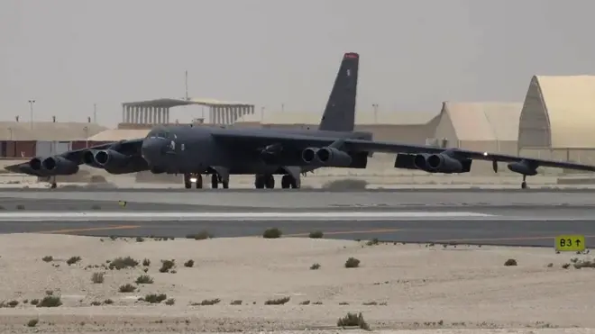 لحظة اقلاع القاذفة الإستراتيجية بي 52 الأمريكية من قطر