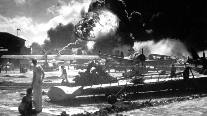 Los japoneses atacaron sorpresivamente la base naval estadounidense de Pearl Harbor en Hawái en 1941.