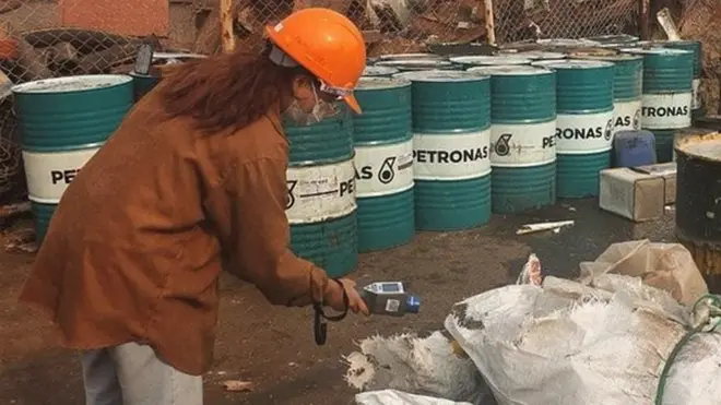 Petugas OAP mencari jejak-jejak radioaktif di fasilitas daur ulang.