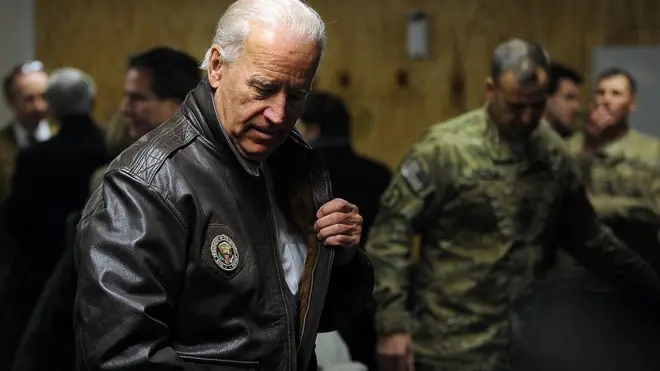 بايدن في قاعدة عسكرية أمريكية بأفغانستان عام 2011