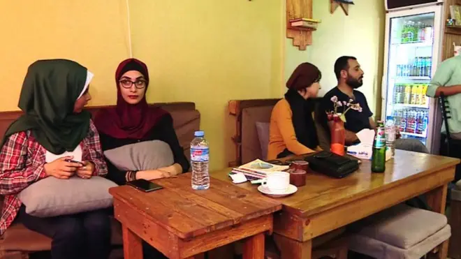 فتاتان داخل حانة في غزة