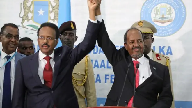 Madaxweynaha cusub Xasan Sheekh Maxamuud oo gacanta haysta madaxweynihii uu ka guuleystay Maxamed Cabdullaahi Farmaajo