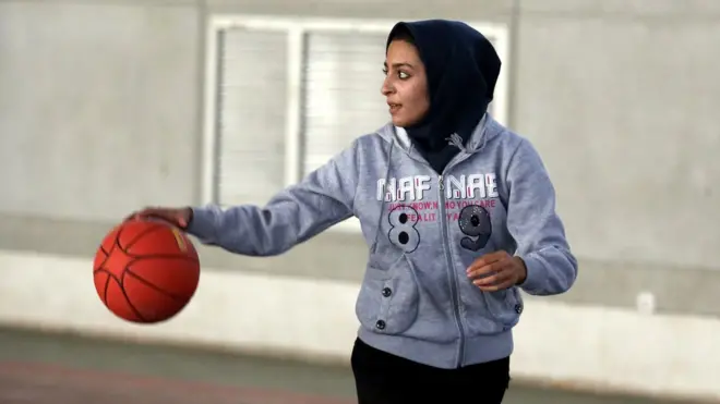 Черный головной платок соответствует новому стандарту FIBA