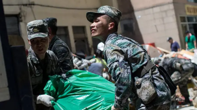 「天鴿」襲澳期間，解放軍介入救災