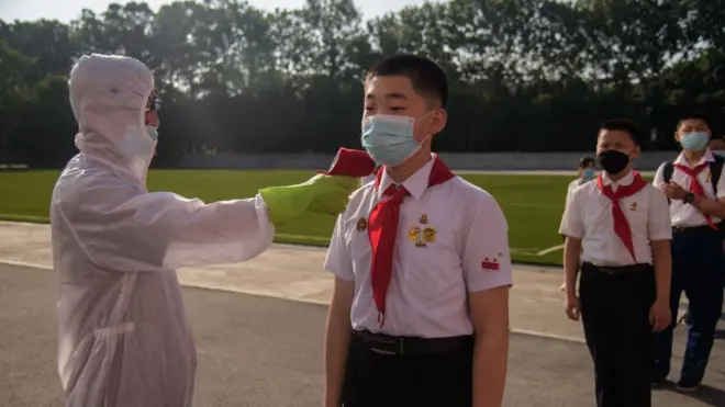 북한 평양의 한 학교 학생이 발열 체크를 받는 모습