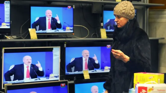Truyền hình Belarus phát hình ảnh Tổng thống Lukashenko trong một lần họp với một số người dân và đại diện của giới truyền thông, hồi đầu năm 2017