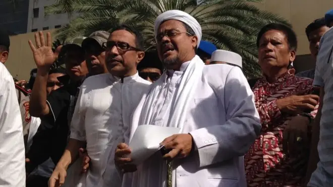 Rizieq Shihab usai diperiksa oleh tim penyidik Polda Metro Jaya, Senin (23/01), sebagai terlapor atas kasus logo palu arit di pecahan uang Rupiah.