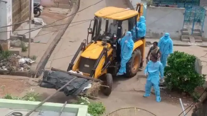 జేసీబీలతో కరోనా మృతదేహాలను ఖననం చేస్తున్న సిబ్బంది