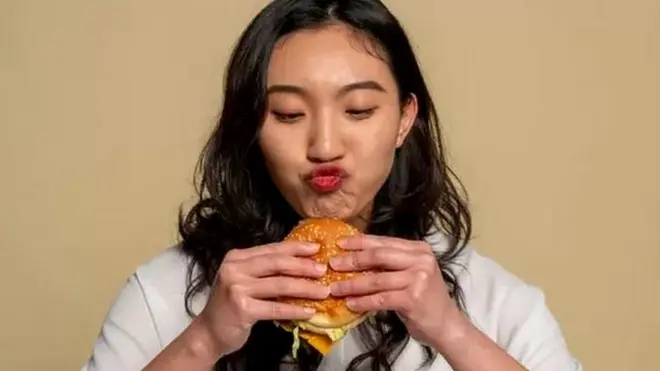 ఆధునిక సమాజంలో జంక్ ఫుడ్ పట్ల మోజు పెరిగింది.