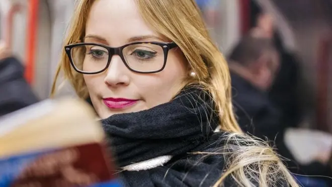 Membaca di dalam kereta bawah tanah.