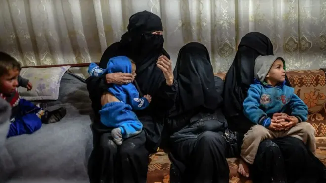 امرأتان فرنسيتان فرّتا من الجيب الأخير الخاضع لسيطرة تنظيم "الدولة الإسلامية" في مخيم الهول للنازحين في 17 فبراير/شباط 2019.